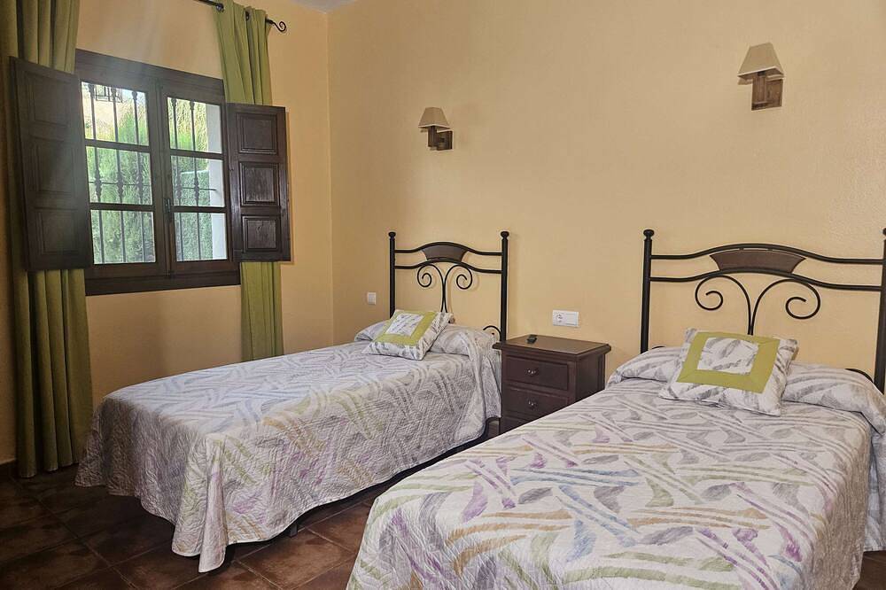 Alojamiento Rural con piscina frente a la Cueva del Gato, a 9 km de Ronda. in Benaoján, Provincia de Málaga