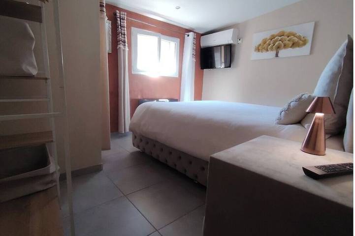 Gîte pour 3 personnes, avec piscine ainsi que terrasse et jardin à Vitrolles - 2
