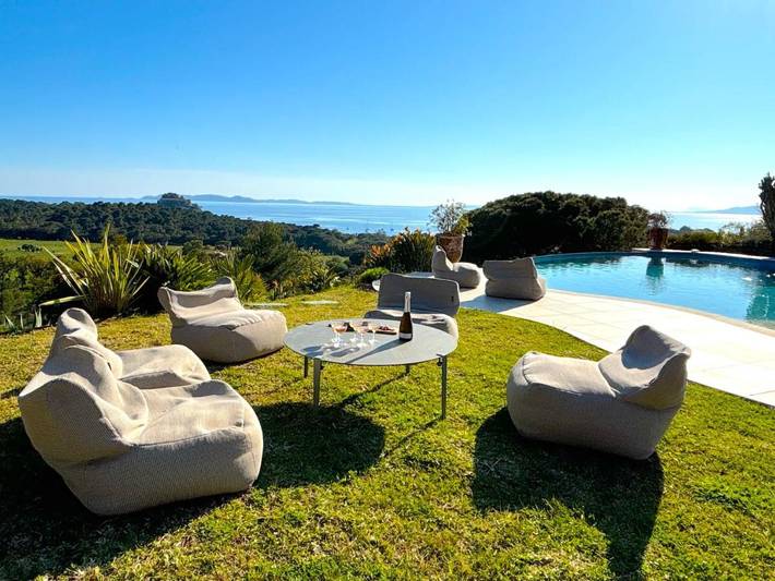 Location de vacances pour 12 personnes, avec piscine ainsi que jardin et vue dans Cabasson - 3