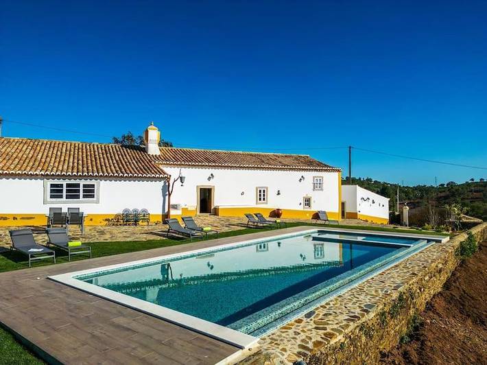 Location de vacances pour 11 personnes, avec piscine et bassin pour enfant ainsi que vue et jardin dans Salir - 2