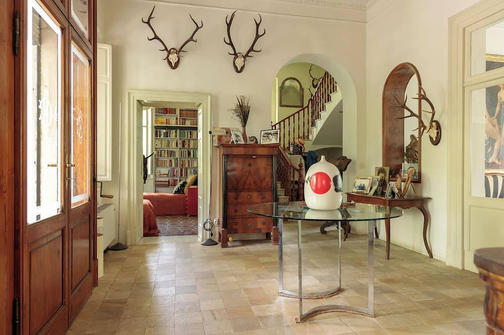 Room in the library of the 19th century villa Villa Speranza in Parma, Parma Provinz