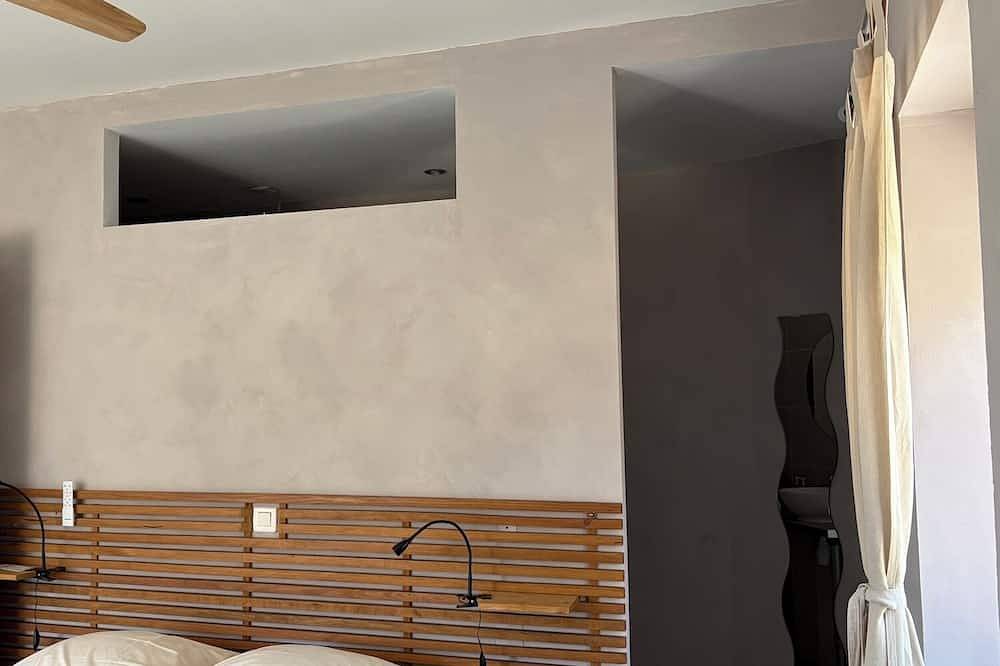 Appartement entier, 🌿 Le torrent, gîte 100 m2, centre village , dans maison rénovée avec 4 gîtes in Vallon-Pont-d'Arc, Gorges de l’Ardèche