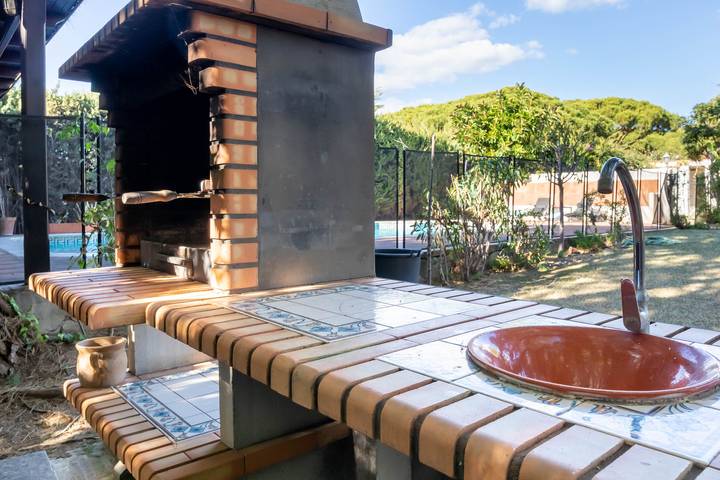 Villa Calahonda 700m From Beach With Pool in Urbanizacion Calahonda, Mijas