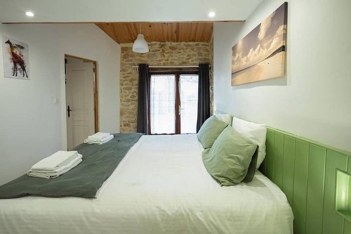 Location de vacances pour 6 personnes, avec terrasse ainsi que jardin et piscine à Cezais - 2