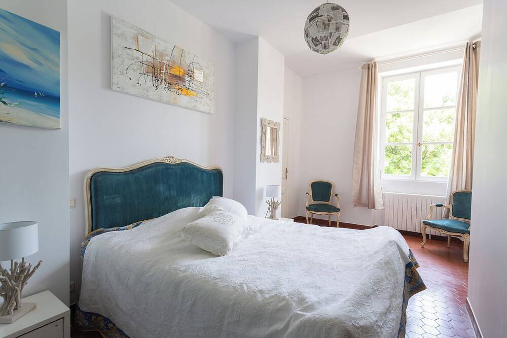 Le Mas du Chateau in Provence, a charming 18th century residence in Le Pontet, Vaucluse