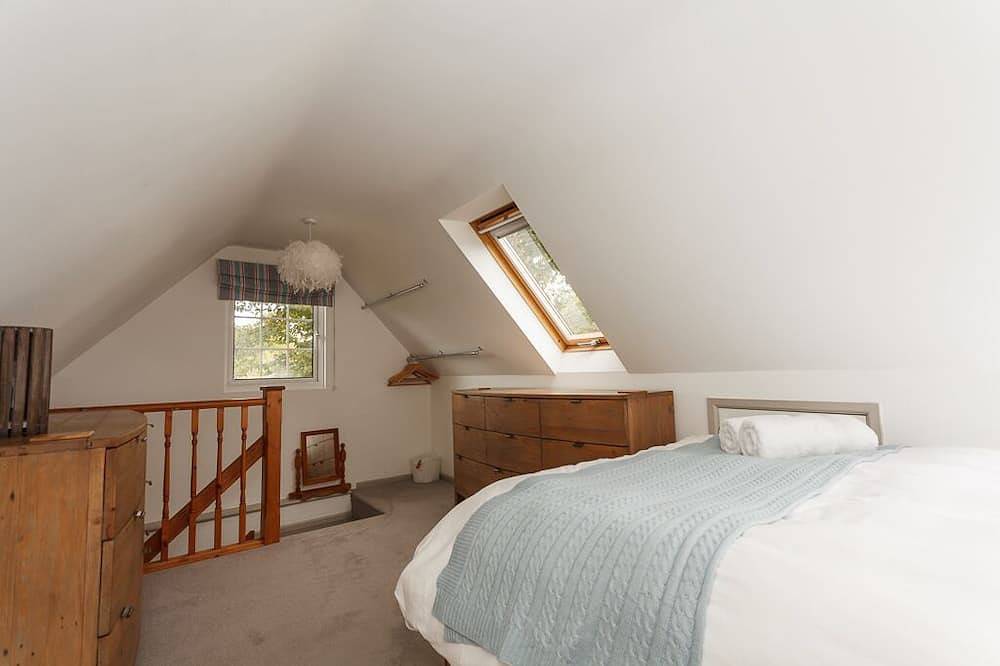 Romantisches Waldhaus mit privatem Garten, hundefreundlich, Blick auf den Wald vom Bett in Burley, Hampshire