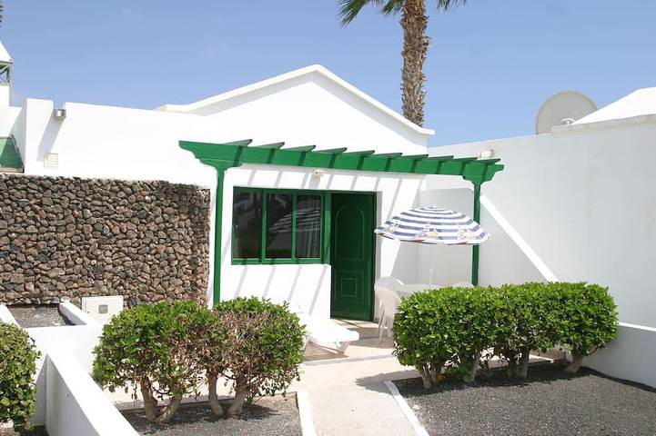 Bungalow für 3 Personen, mit Terrasse und Garten sowie Pool in Playa Blanca