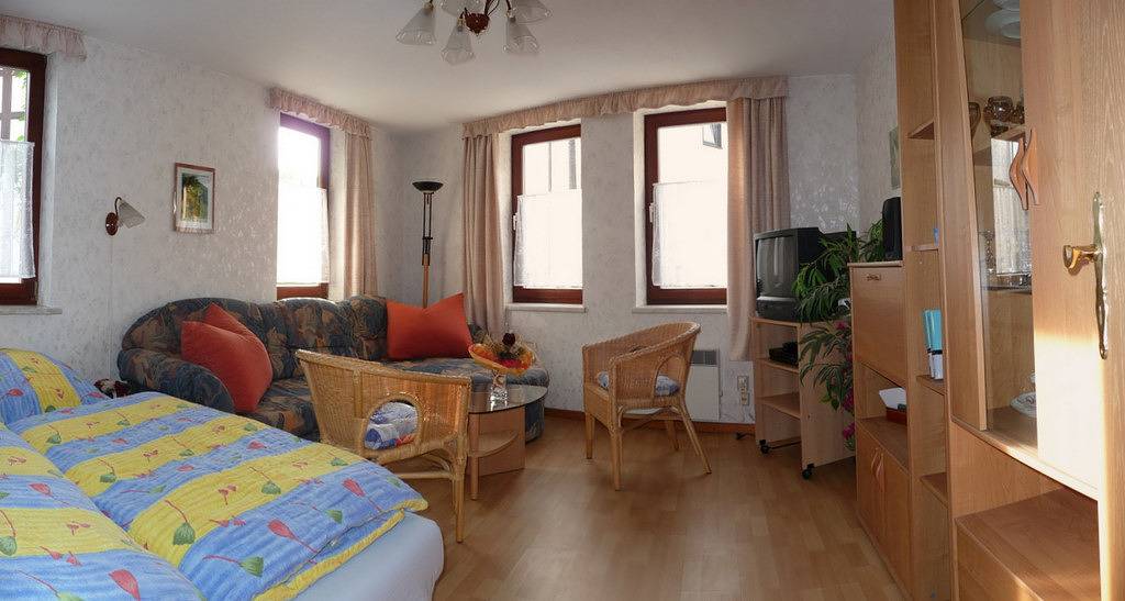 Ganze Ferienwohnung, "Haus Saskia" - Ferienwohnung mit Schlafraum, Wohn-/Schlafraum, Küche und Du/Wc in Wartburg, Wutha-Farnroda