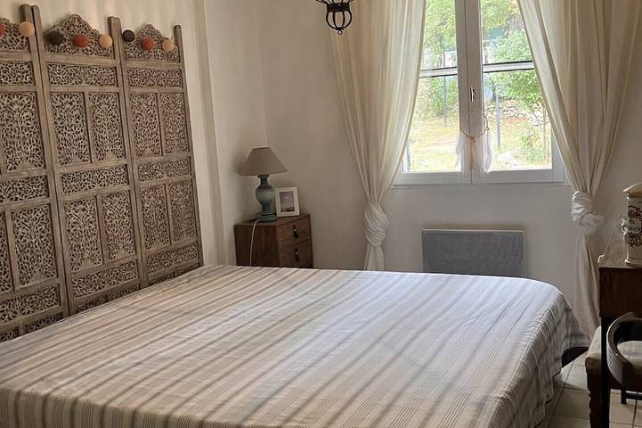 Location de vacances pour 8 personnes, avec terrasse ainsi que jardin et jacuzzi, animaux acceptés à La Roquebrussanne - 2