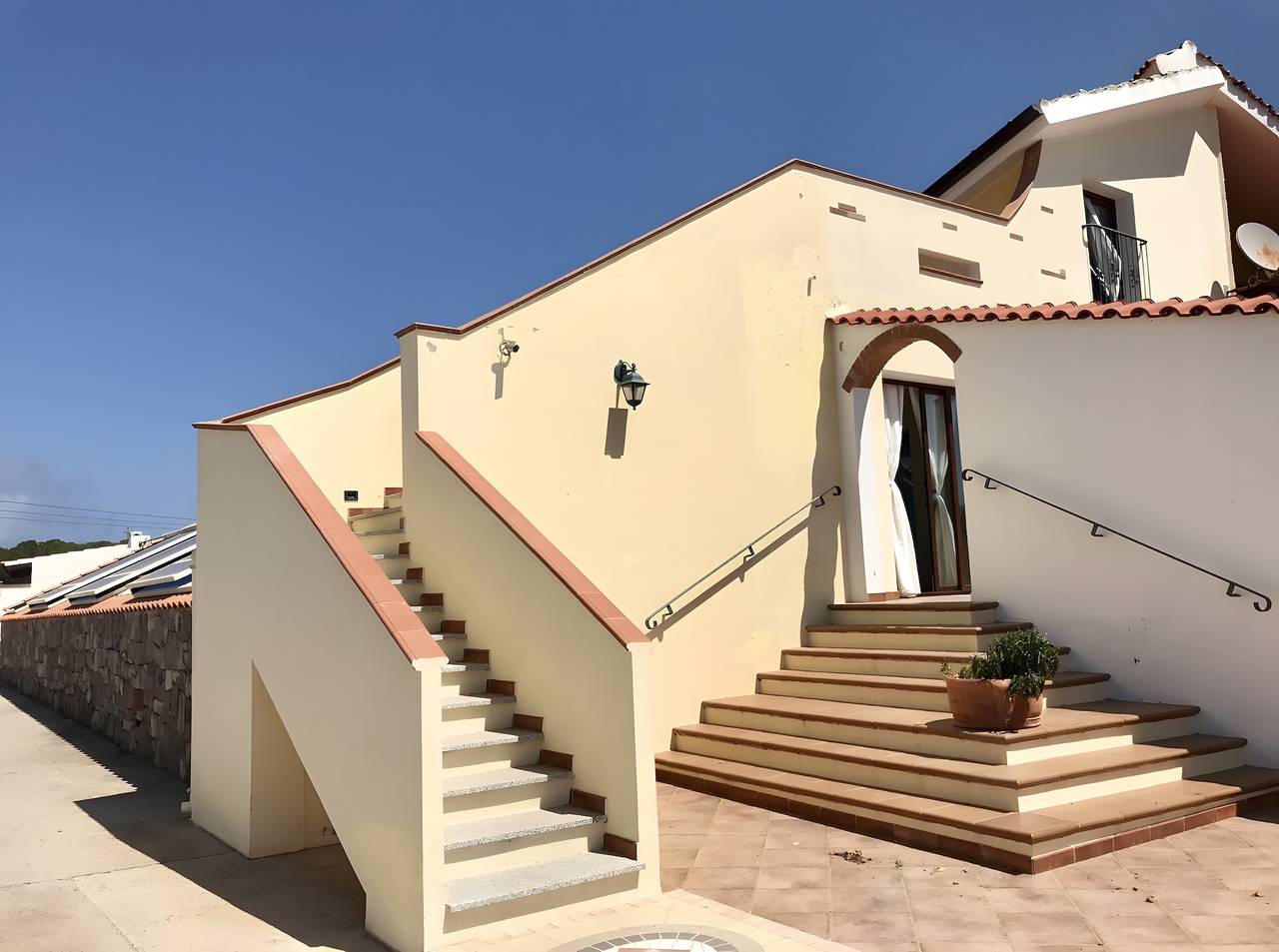 Appartamento intero, Villa Nuragica - Appartamento con cucina esterna e terazza con vista in Nuraxi Figus, Gonnesa