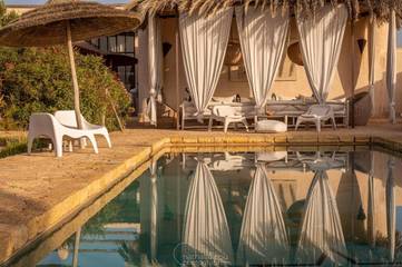 Maison d’hôte pour 2 personnes, avec vue ainsi que piscine et jardin dans Ghazoua