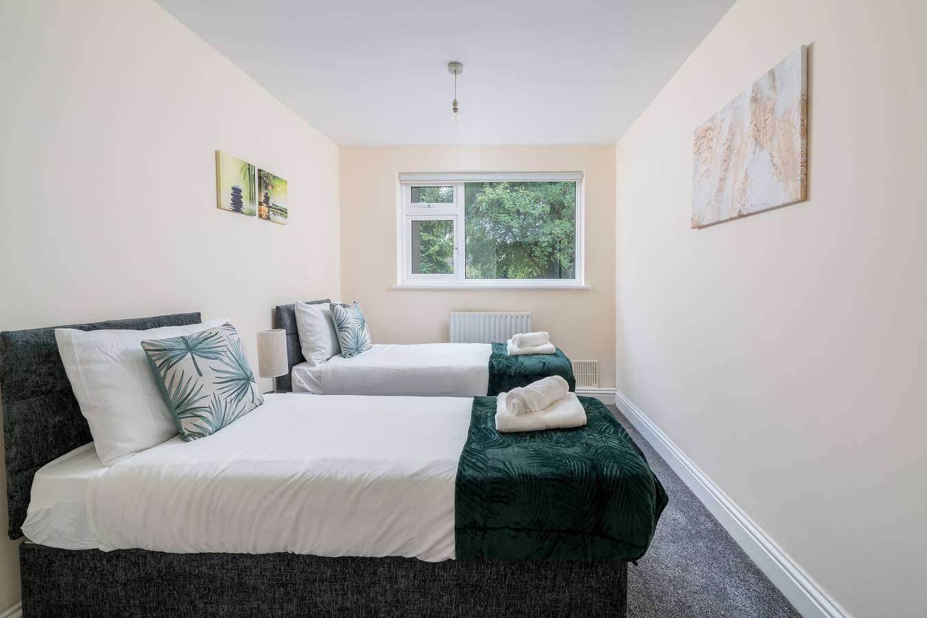Entire holiday apartment, Redhill Holiday Home Sleeps 4 - Parking in Surrey