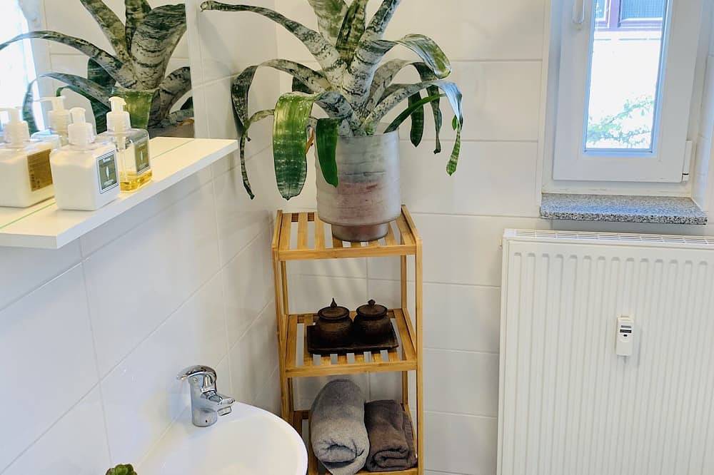 Ganze Wohnung, Top renoviertes Apartment unterhalb der Uniklinik Homburg / mit Küche und Bad in Homburg, Saarpfalz-Kreis