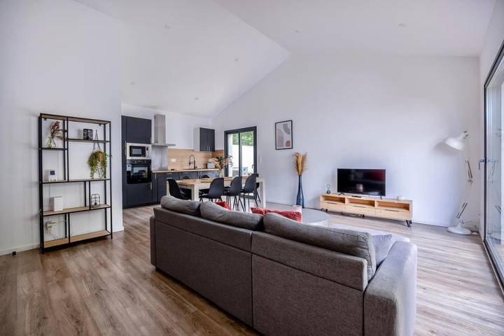 Location de vacances pour 8 personnes, avec jacuzzi ainsi que terrasse et jardin à Lagord - 2