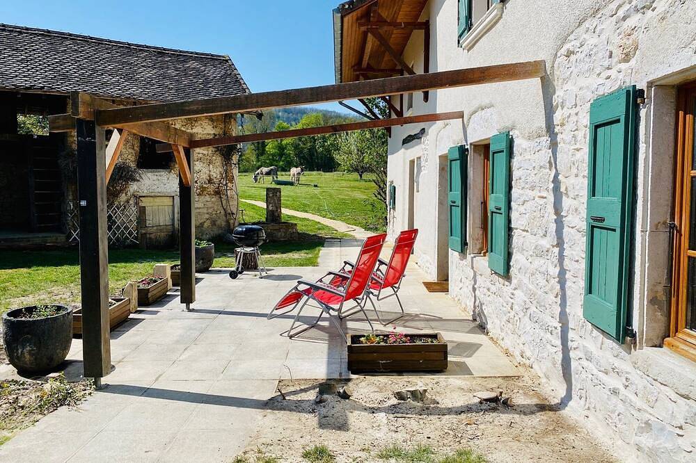 Belle maison de campagne ancienne rénovée avec terrain 3000 m2 in Vignieu, Région de La Tour-du-Pin