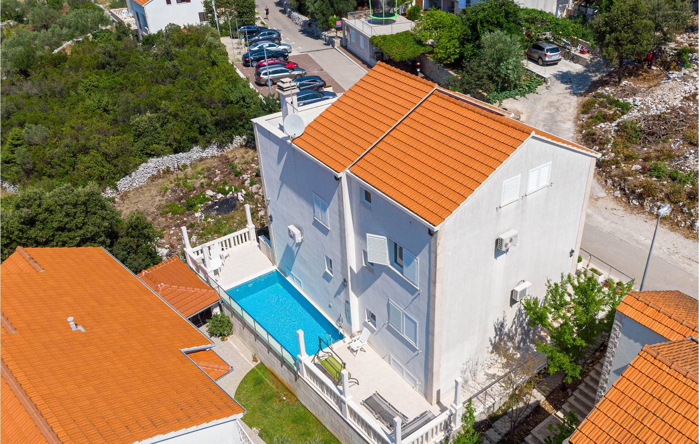 Gemütliche 2-Zimmer-Wohnung mit Pool und Terrasse, 1,5 km vom Strand Medvinjak entfernt in Zrnovska Banja, Korcula