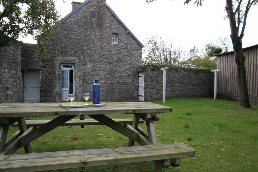 Charmante maison en pierre, proche plage, jardin clos, animaux acceptés, services en option in Surville, La Haye (Manche)