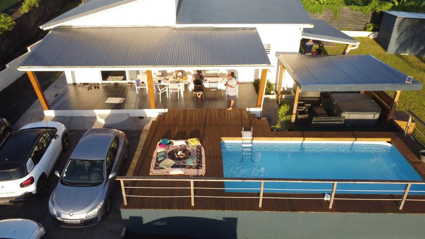 Villa pour 6 personnes, avec jardin et jacuzzi ainsi que balcon et piscine