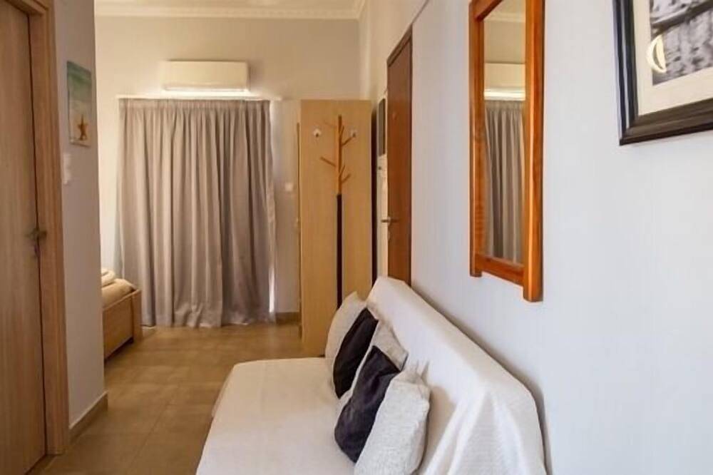 Ganze Wohnung, Spacious Modern Room on Agia Marina Beach in Kato Stalos, Agia Marina