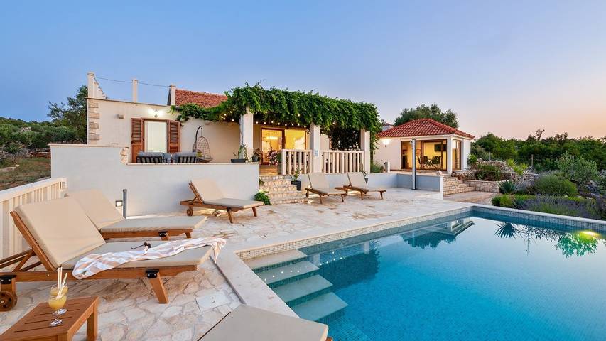 Feriehus for 6 personer, med badebasseng og terrasse i Supetar