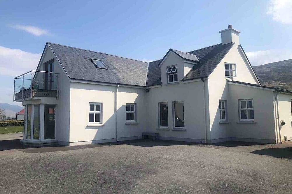 Spacious Family Home - edge of town-Great views in Mullingar, County Westmeath