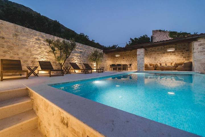 Villa für 5 Personen, mit Sauna und Ausblick sowie Terrasse und Pool in Montenegro