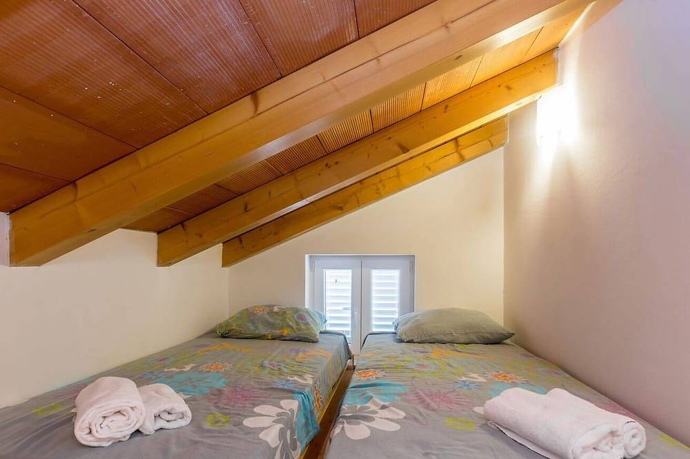 Ganze Wohnung, Ferienwohnung Michelle mit großem beheiztem Pool 50m2 und Meerblick in Nerezine, Lošinj