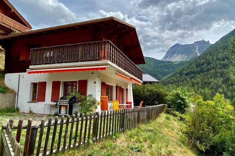 Aussen : Chalet für 6 Personen in der Nähe der Seilbahn von St-Luc, Terrasse mit Gartenmöbeln und Gr in Saint Luc, Anniviers