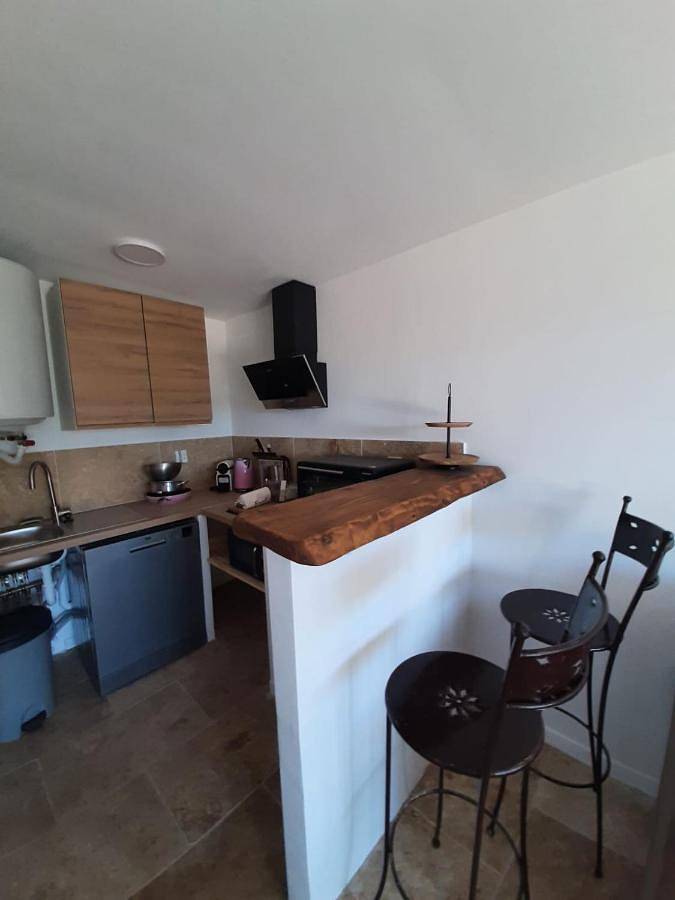 Gîte pour 2 personnes, avec terrasse ainsi que jardin et vue à Pourrières - 4