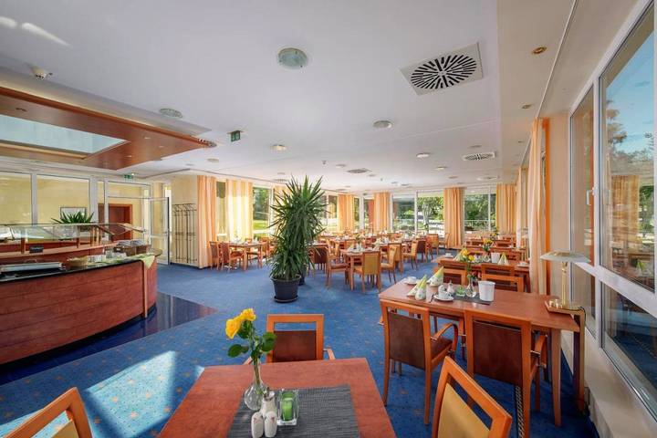 Hotel, mit Balkon und Terrasse sowie Garten und Kinderpool in Maierhöfen - 2