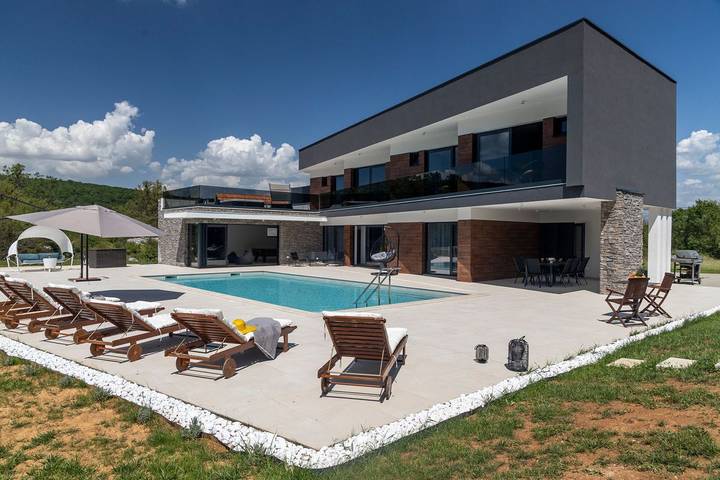 Villa pour 8 personnes, avec Balcon et Jacuzzi ainsi que Jardin et Piscine à Sinj