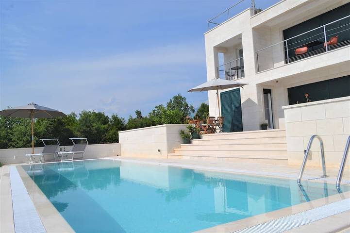 Villa für 2 Personen, mit Garten und Pool sowie Balkon in Montenegro