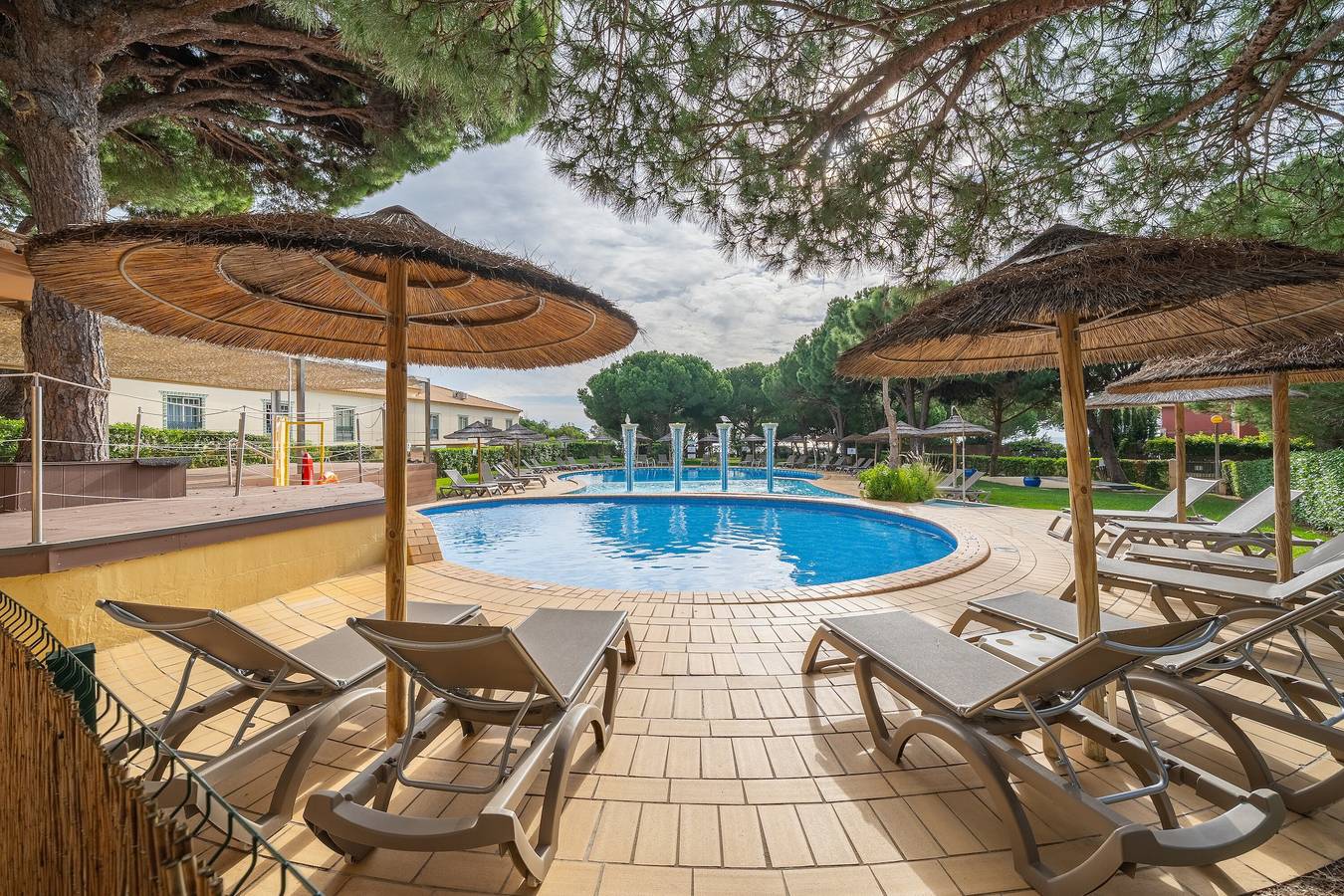 Entire apartment, Holiday Home 'Blue Wave Albufeira' with Sea View, Wi-Fi and Air Conditioning in Praia da Oura, Albufeira