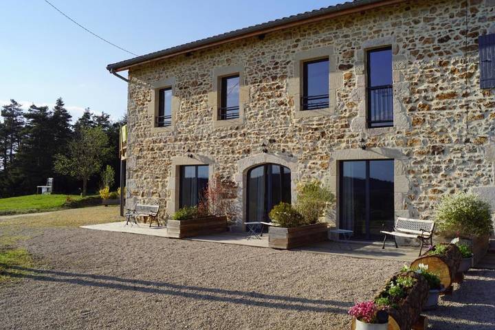 Hôtel pour 4 personnes, avec terrasse et jardin, animaux acceptés à Saint-Bonnet-le-Froid