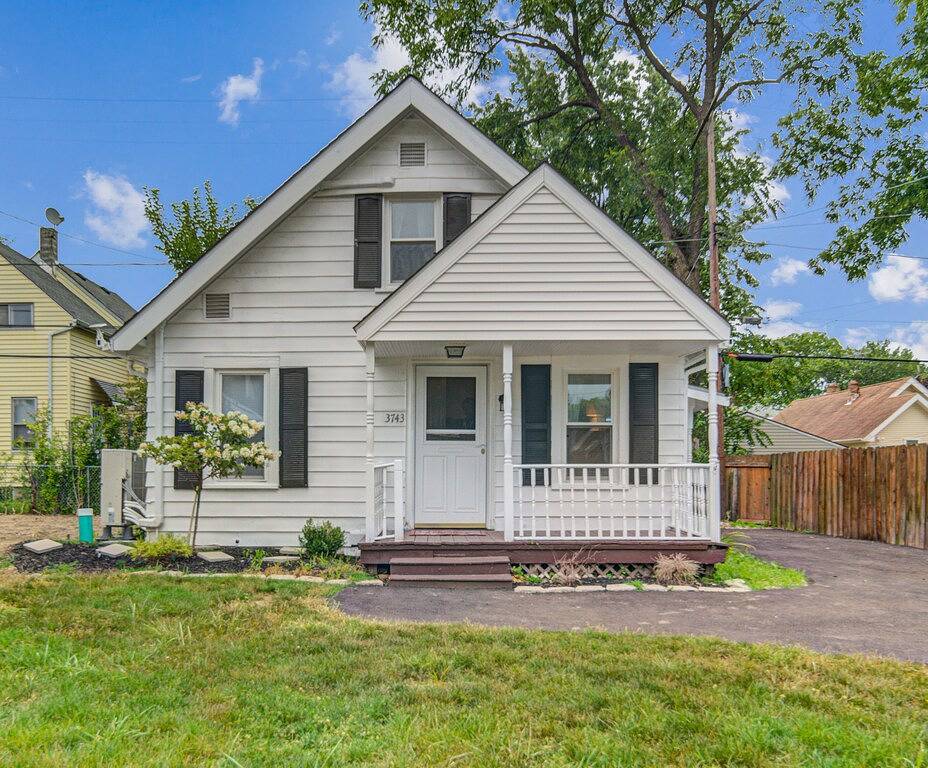 Cozy Chalet Bungalow in West Park - Cleveland in Cleveland, Cuyahoga County