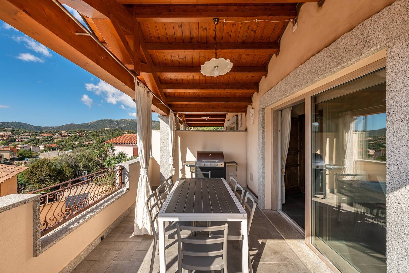 Lujosa casa con piscina, terraza, Wi-Fi y aire acondicionado; Estacionamiento disponible; Mascotas pequeñas permitidas in Chia, Domus De Maria