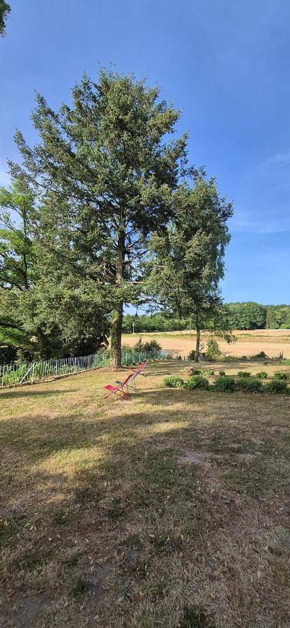 Gîte pour 2 personnes, avec vue et jardin ainsi que vue sur le lac et terrasse à Saint-Vaury - 2