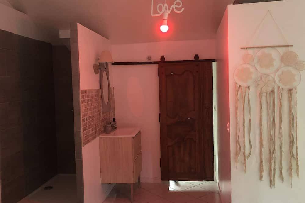 Spa house with private Jacuzzi and whirlpool bath overlooking the countryside in Saint-Genest-Lerpt, Loire