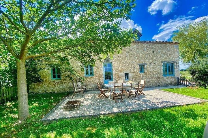 Gîte pour 4 personnes, avec Terrasse ainsi que Jardin et Piscine