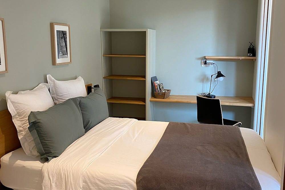 Appartement entier, Gîte d’architecte ‘’ Le Chene ’’pour 2 personnes, au calme, proche transports. in Nantes, Région de Nantes