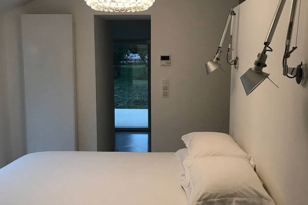 Maison bobo raffinement confort luxe 8 mins Angers centre piscine chauffée /spa in Briollay, Région d'Angers