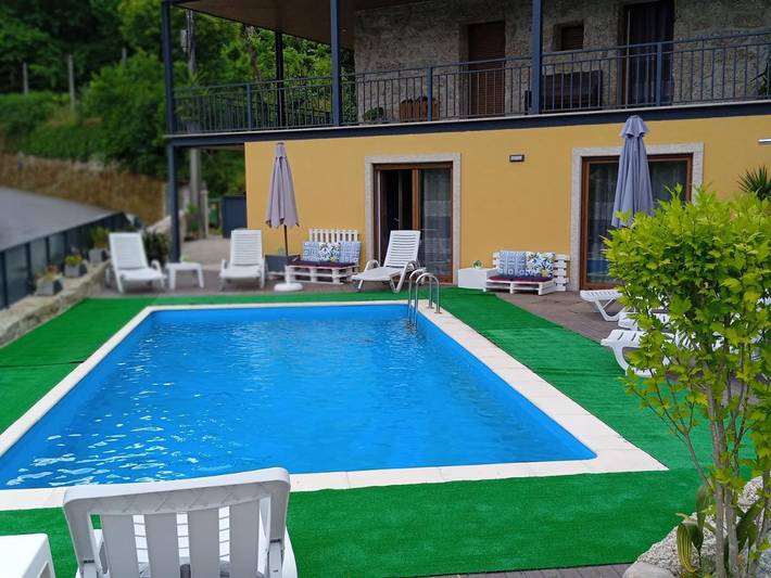 Gîte pour 4 personnes, avec terrasse et vue ainsi que piscine et vue sur le lac dans Caniçada