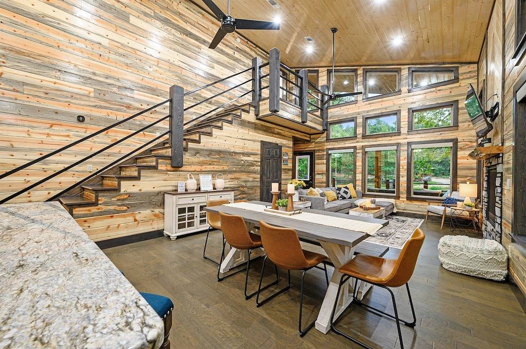 Cozy Cabin on the Pond w Hot Tub in Broken Bow, Broken Bow Lake