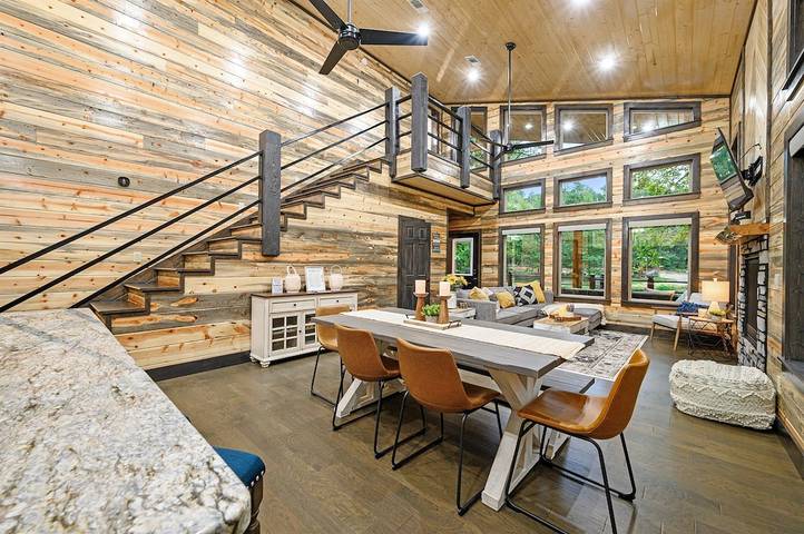 Log cabin for 9 people, with yard and hot tub as well as balcony in Broken Bow Lake