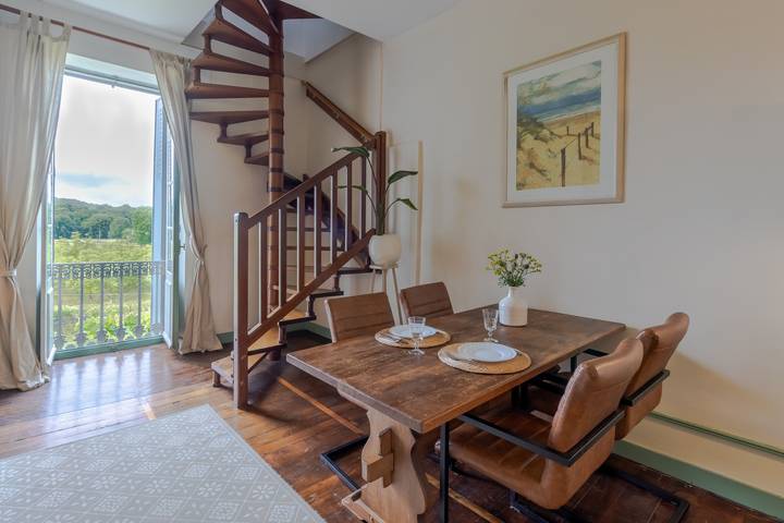 La Barge – Charming Apartment with Shared Pool in the Heart of the Castle in La Boissière-d'Ans, Périgord Blanc