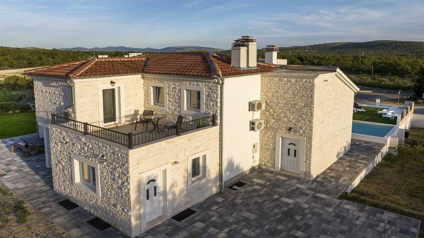 Villa pour 7 personnes, avec terrasse et balcon/terrasse à Šibenik - 2
