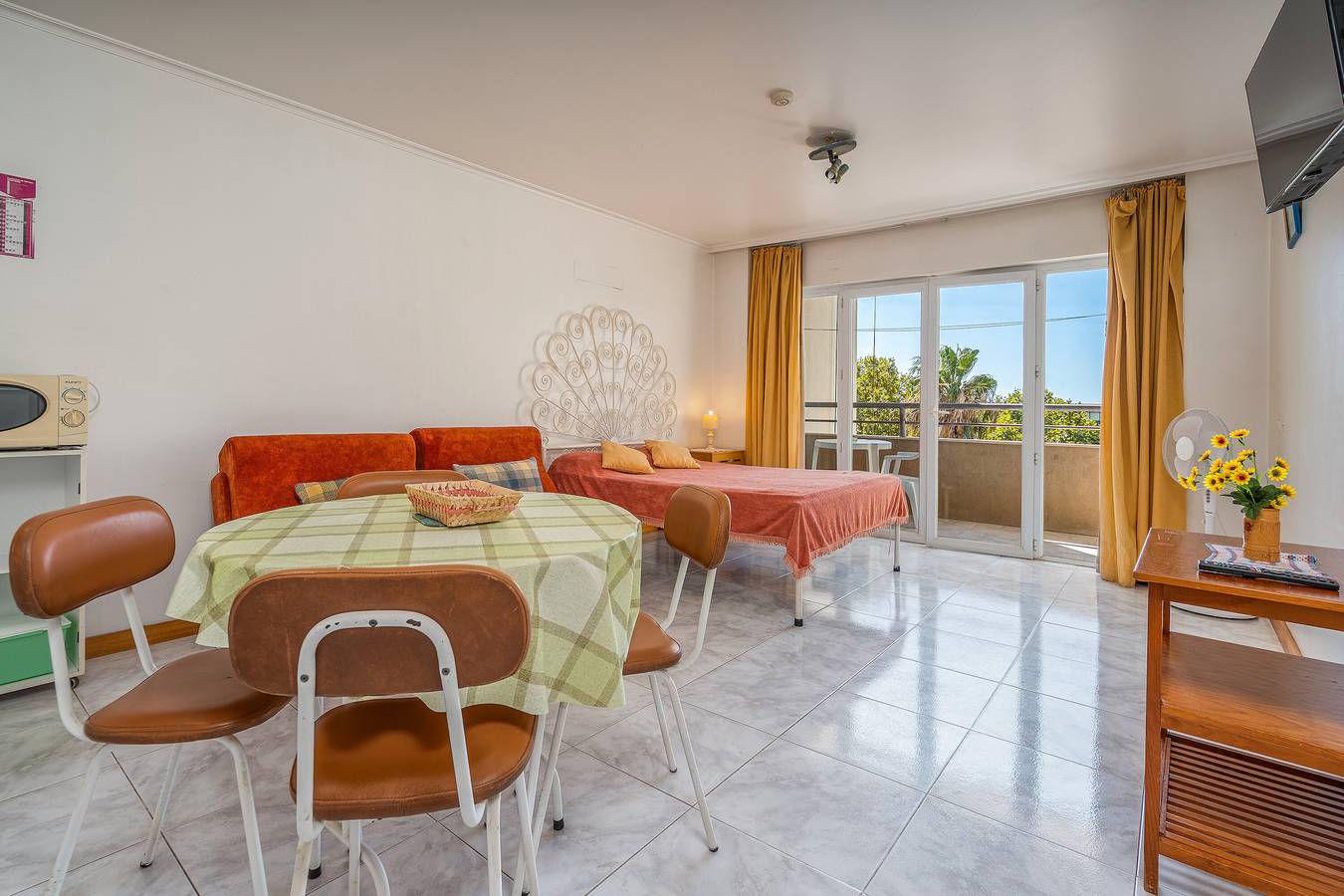 Ganze Wohnung, Apartment 'Porto Seguro' mit Meerblick, Gemeinschaftspool und Gemeinschaftsgarten in Praia da Rocha, Portimão