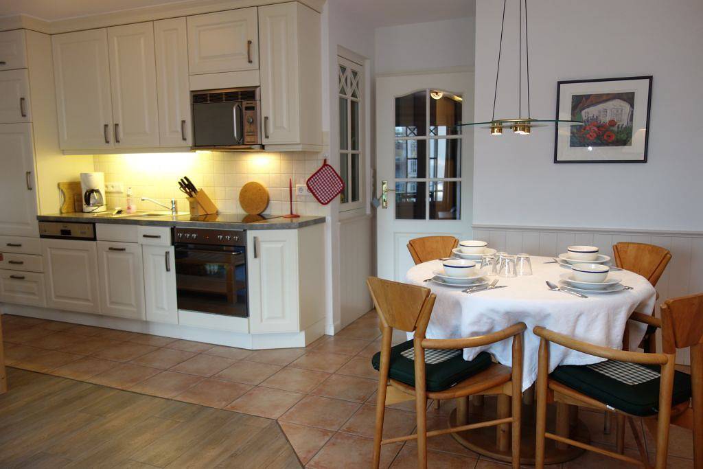 Ganze Wohnung, Gemütliches Apartment mit Parkplatz, TV, Geschirrspüler und Balkon - 2km zum Strand in Wyk auf Föhr (Stadt), Wyk auf Föhr