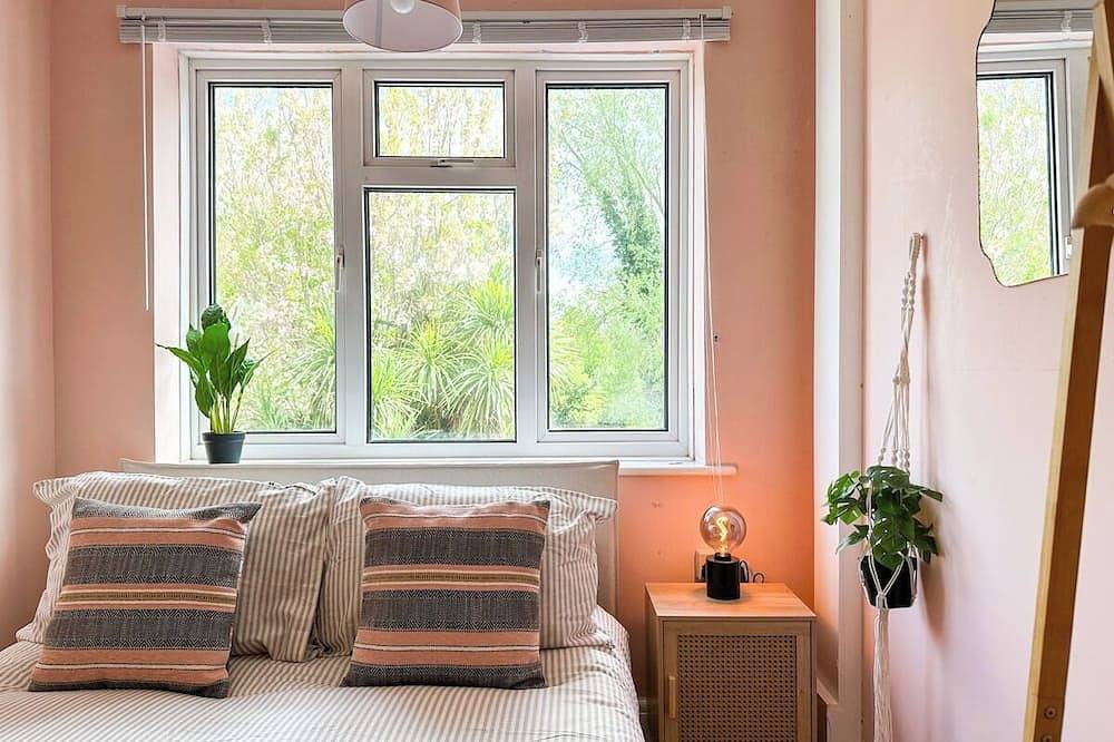 44 The Oasis - Central 2-bedroom Townhouse with Hot Tub and Private Parking! in Kent