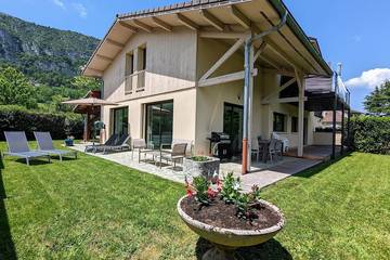 Gîte pour 6 personnes, avec terrasse et jardin à Lathuile